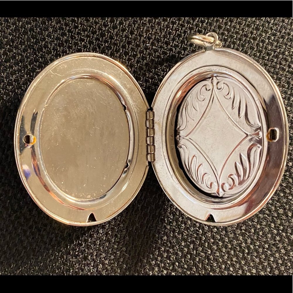 Locket - Picture 4 of 6